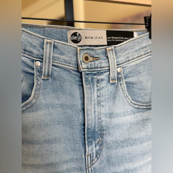 New Levi Silver Tab Mom Jeans Women’s size 27 Light Wash Denim Distressed - Picture 2 of 8